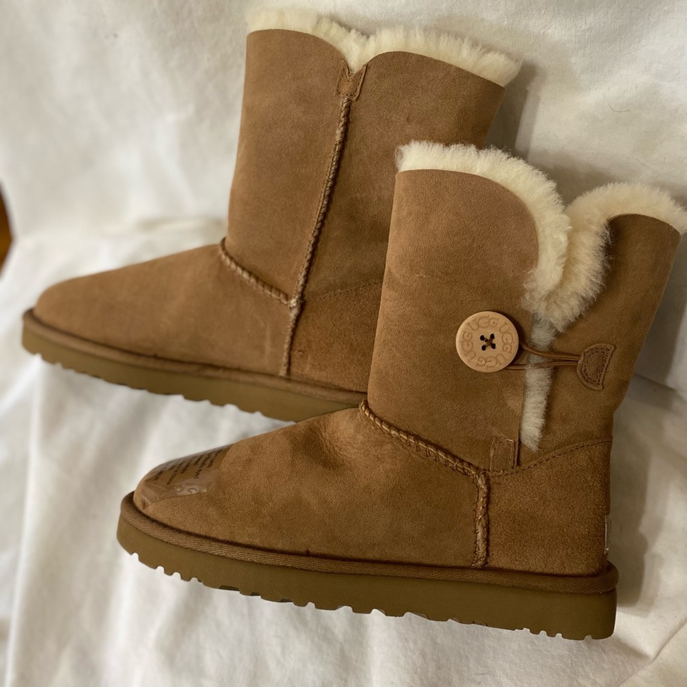 Sold UGG Australia Classic Short Leather Boots Women’s size 7 color Chestnut New - Picture 1 of 14